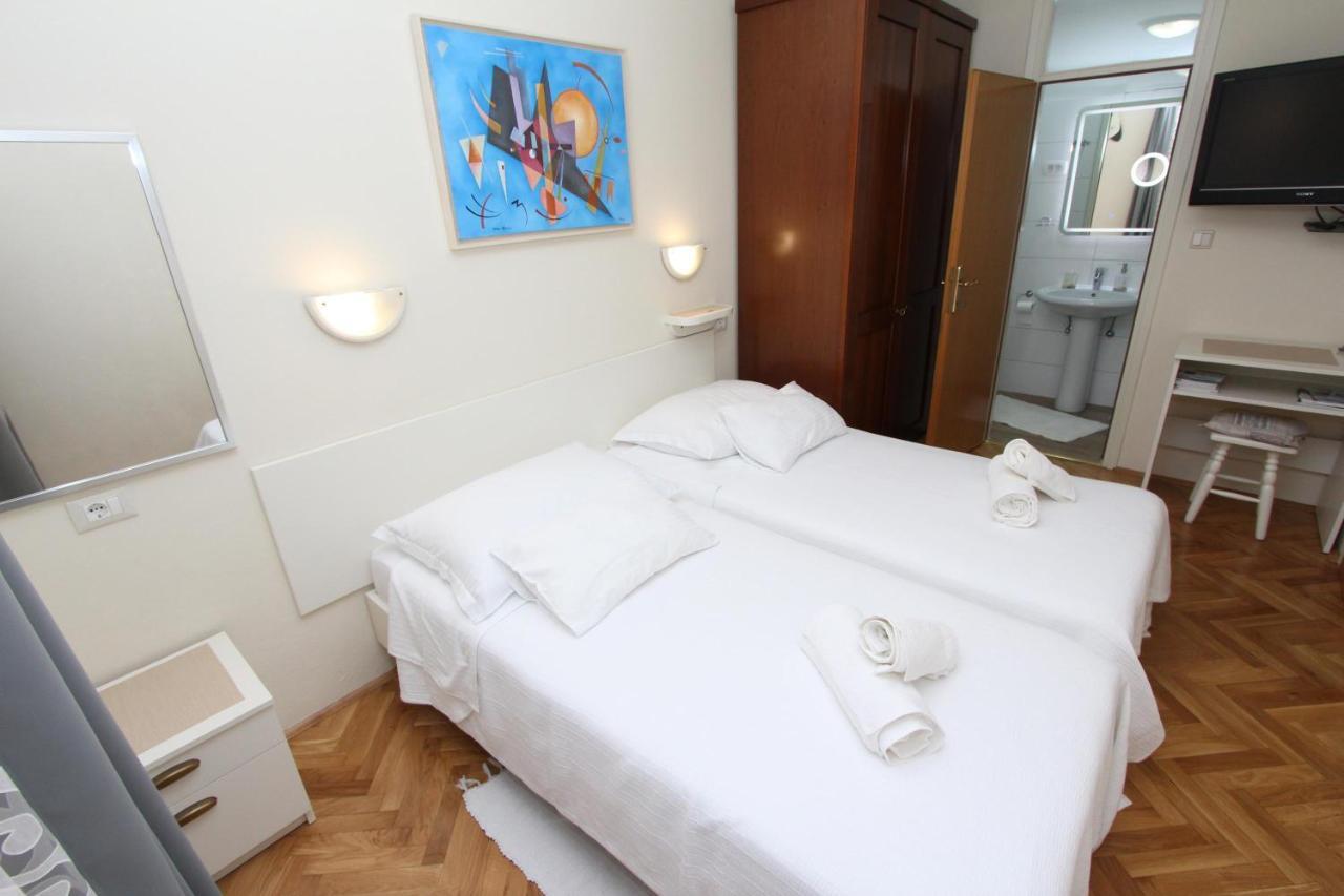 Room Roma Ровин Екстериор снимка