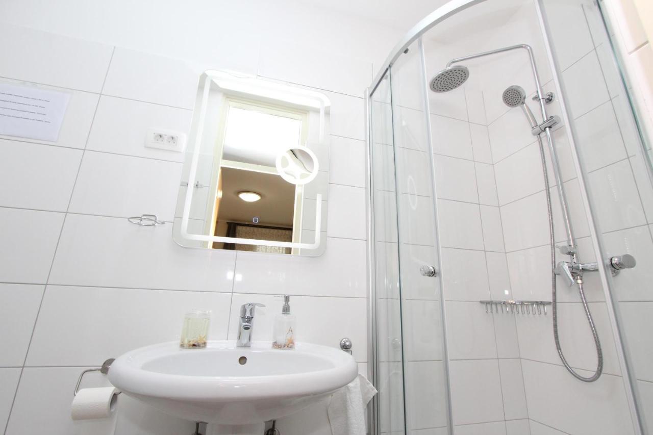 Room Roma Ровин Екстериор снимка