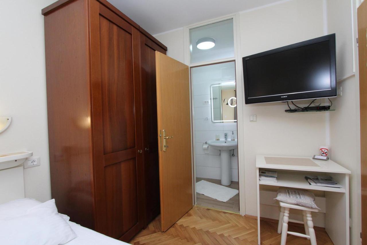 Room Roma Ровин Екстериор снимка